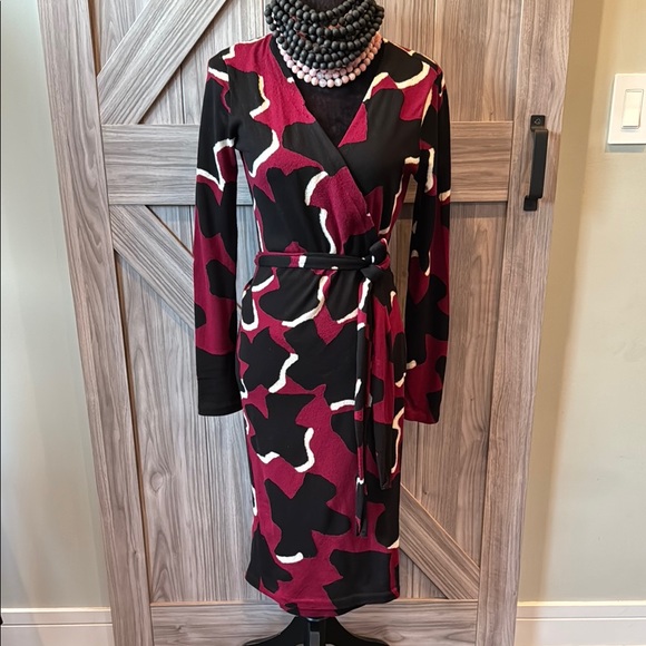 Diane Von Furstenberg Dresses & Skirts - DVF Burgundy and Black Long Sleeve Wrap Dress V-Neck size S/XS EUC